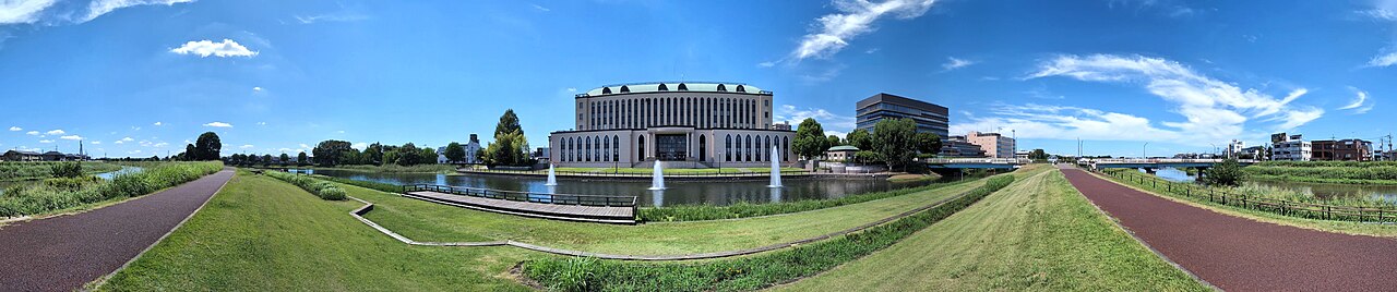 越谷市中央市民会館の全景