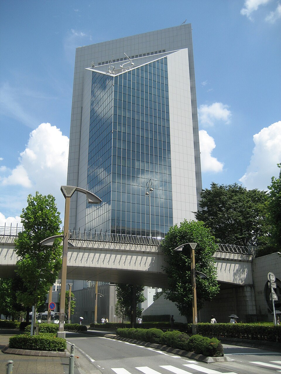 川口総合文化センター（リリア）の高層棟外観