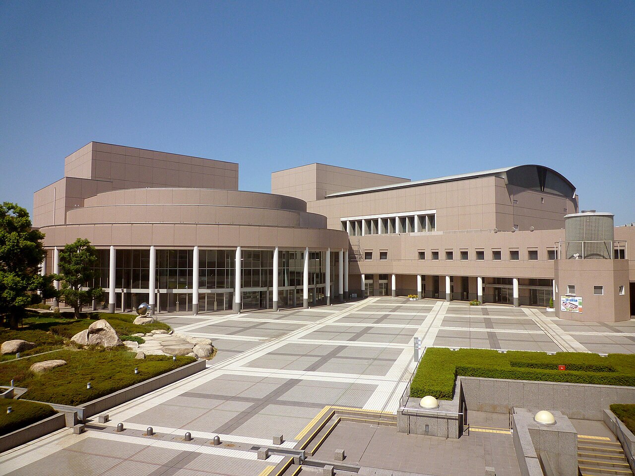 三重県総合文化センターの外観（2）
