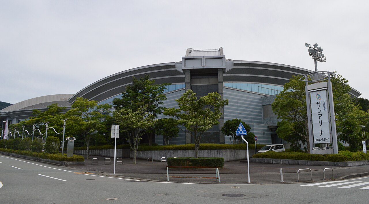 三重県営サンアリーナの外観と施設サイン