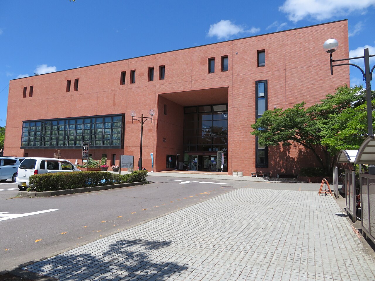 酒田市総合文化センターの入口外観