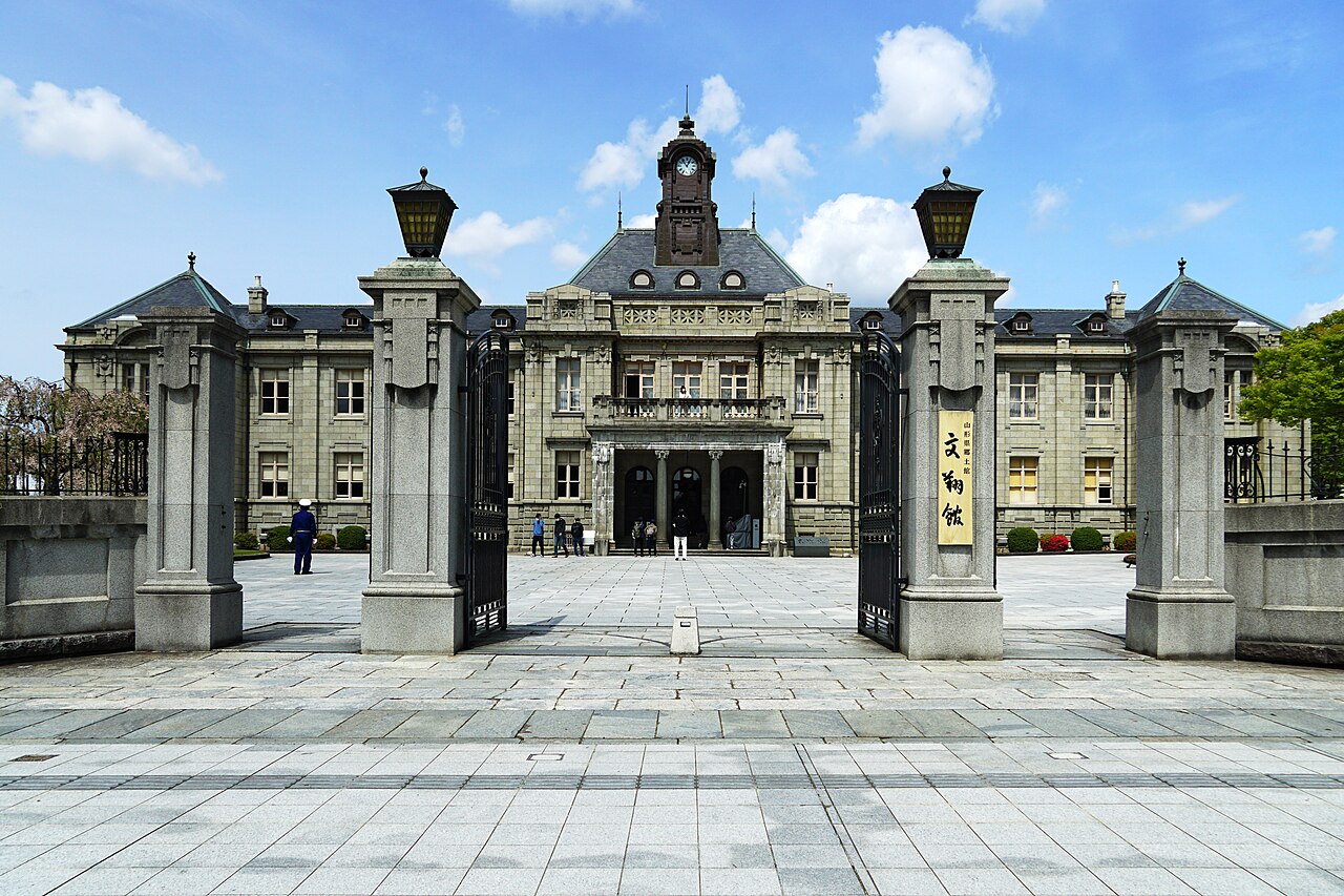 山形県郷土館文翔館の正門と時計塔
