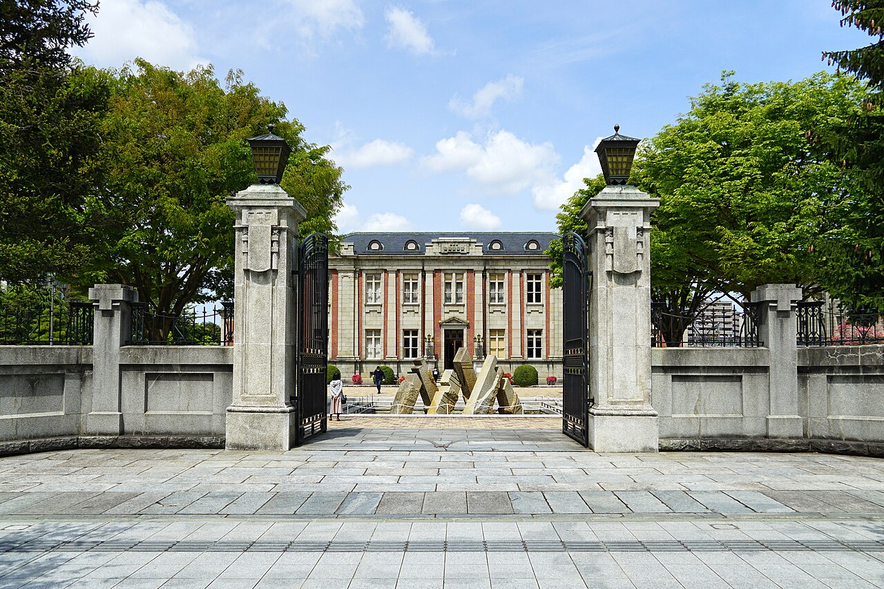 山形県郷土館文翔館の門と旧県会議事堂側外観