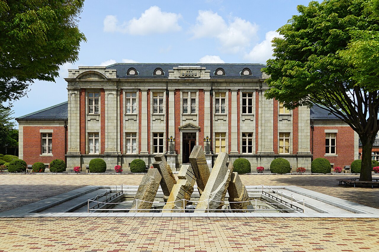 山形県郷土館文翔館の旧県会議事堂と中庭