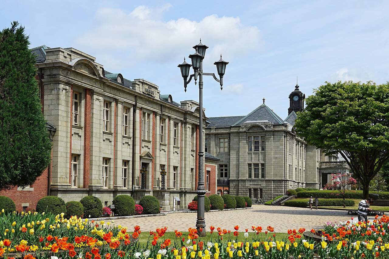 山形県郷土館文翔館の庭園と時計塔