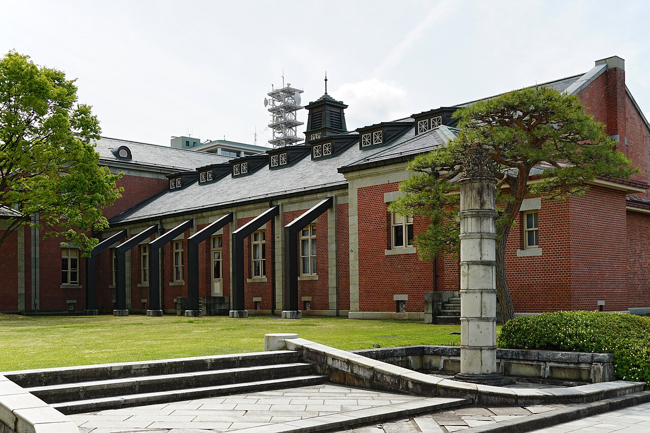 山形県郷土館文翔館の赤レンガ別棟と中庭