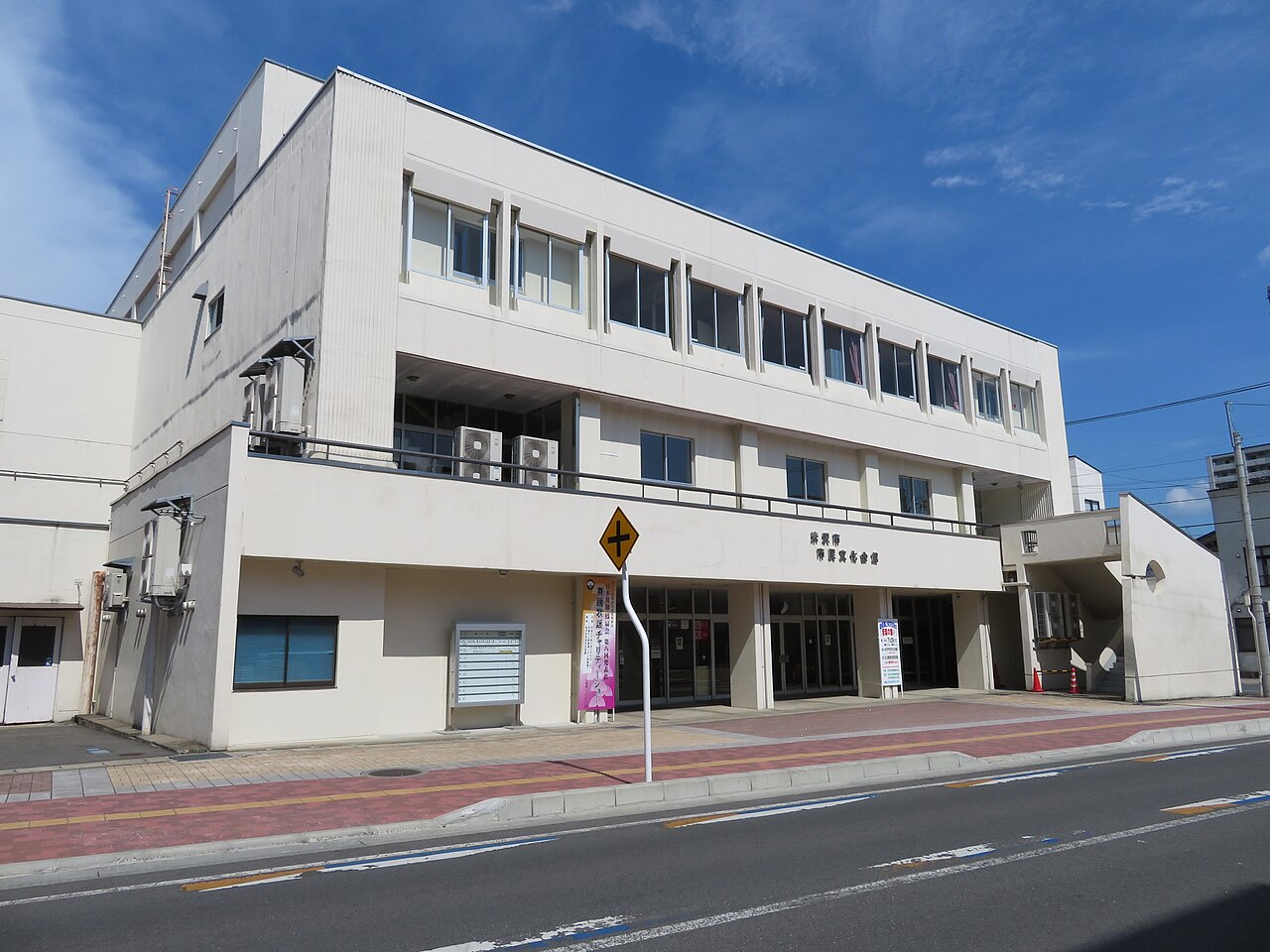 米沢市市民文化会館の正面外観と館名サイン