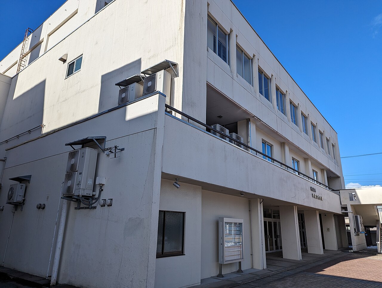 米沢市市民文化会館の入口外観