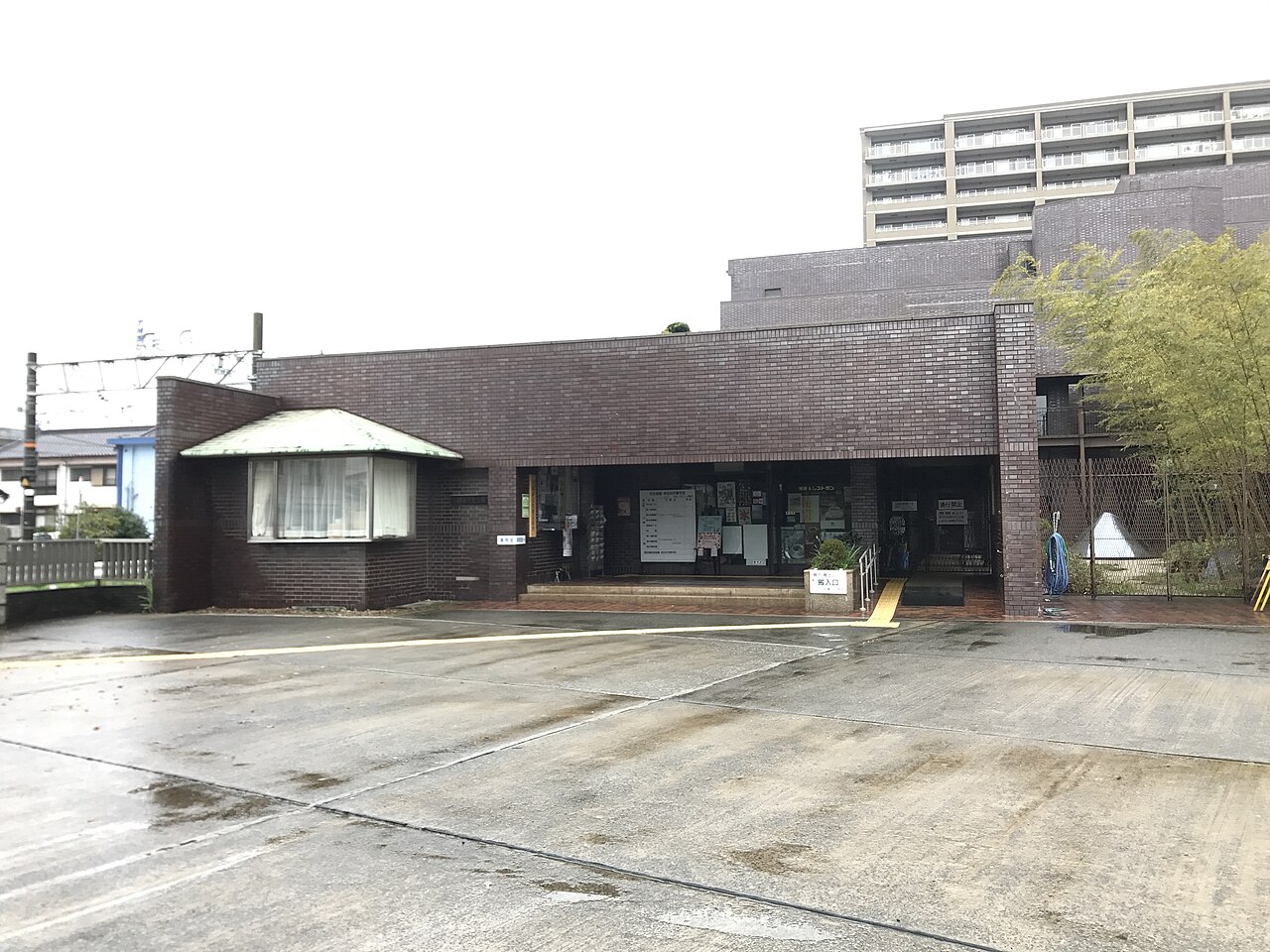 宇部市文化会館の正面外観