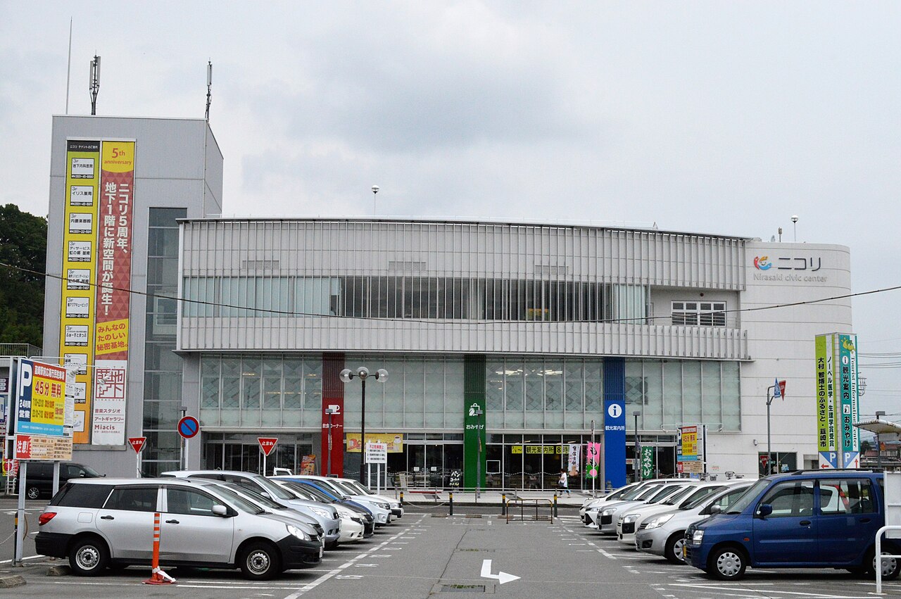 韮崎市民交流センターニコリの正面外観
