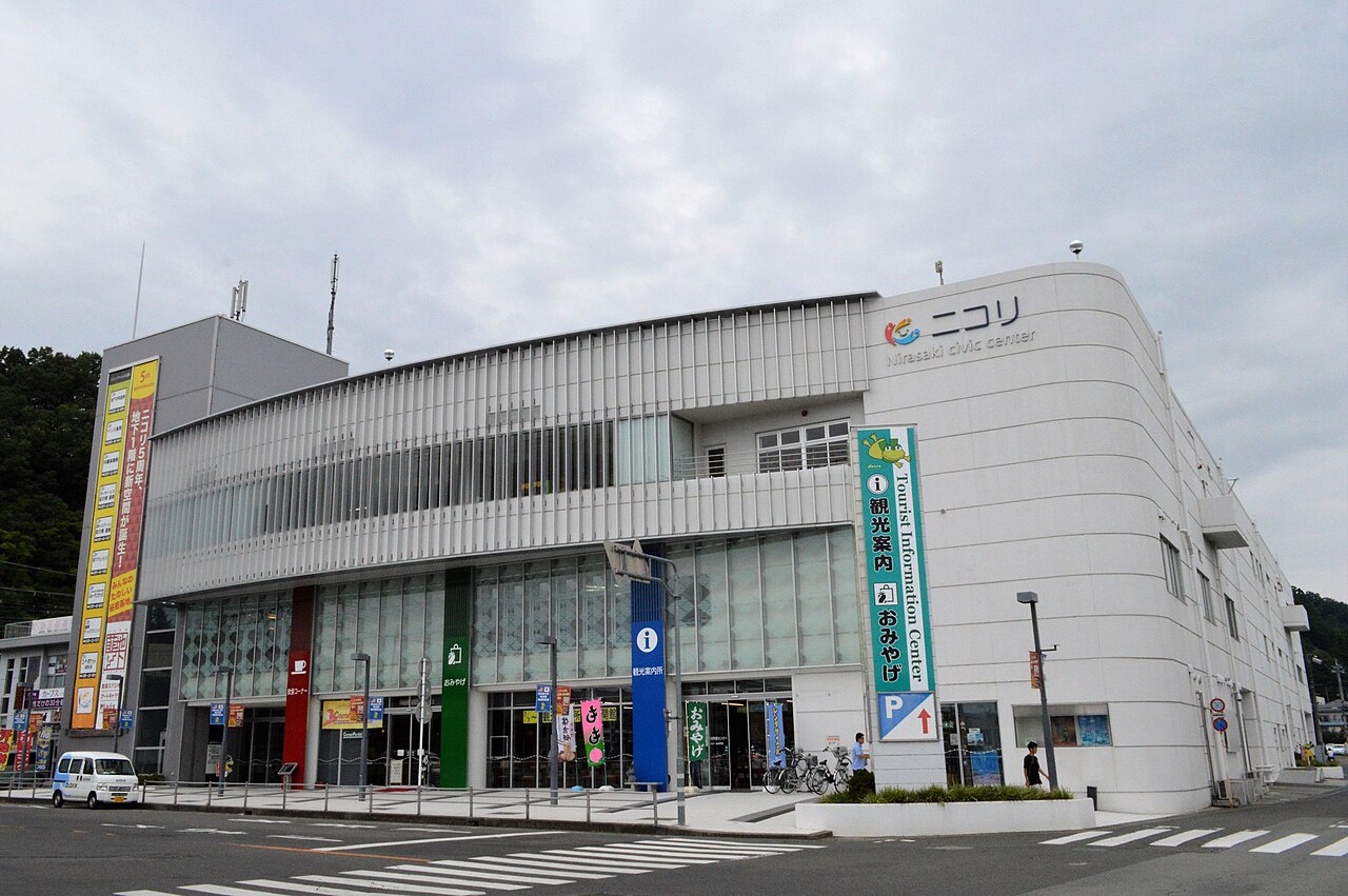 韮崎市民交流センターニコリの案内入口側外観