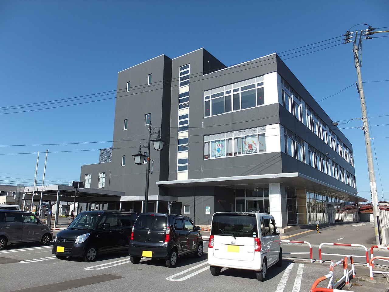 秋田市西部市民サービスセンター正面の外観