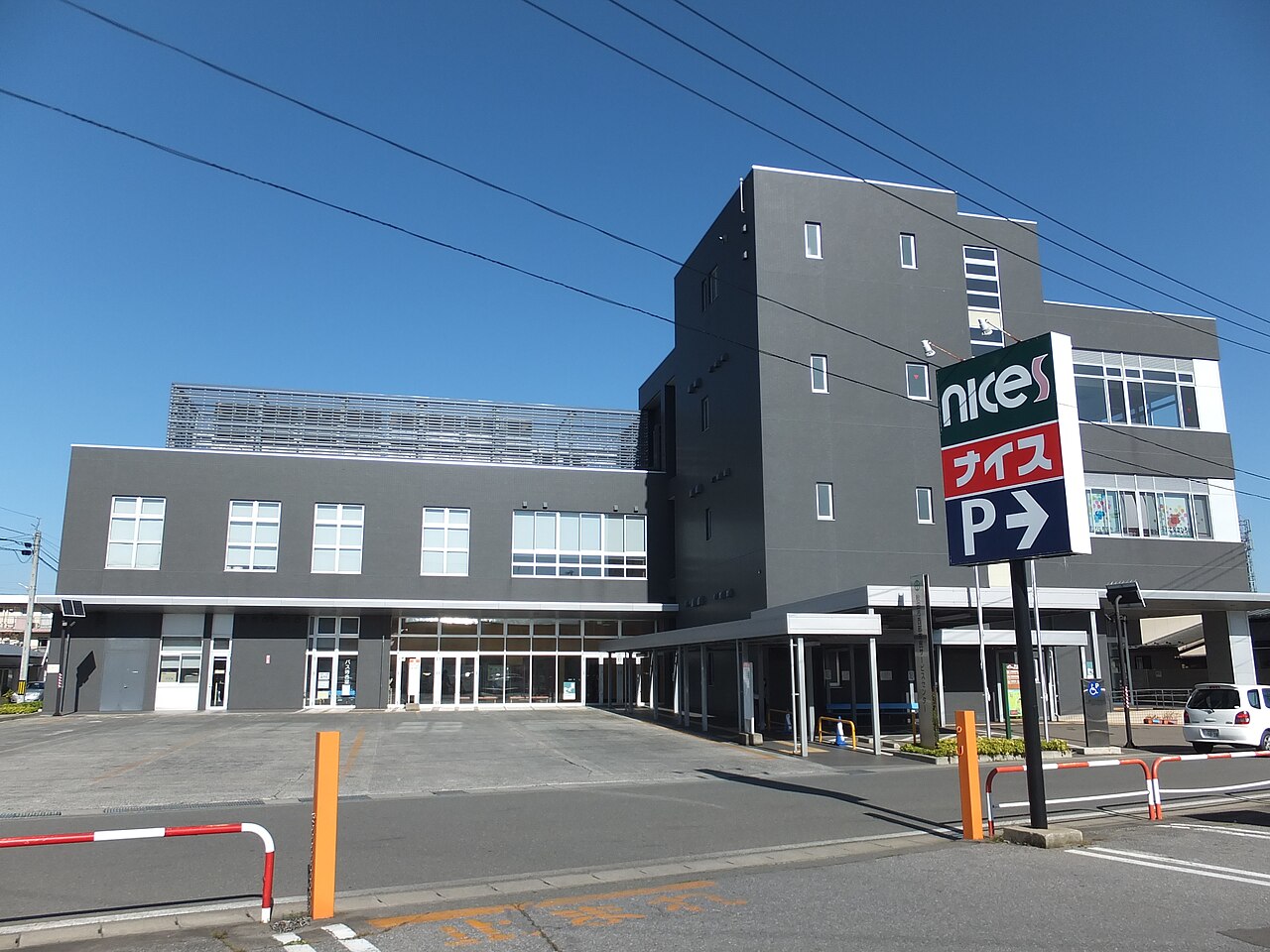 秋田市西部市民サービスセンター入口の外観