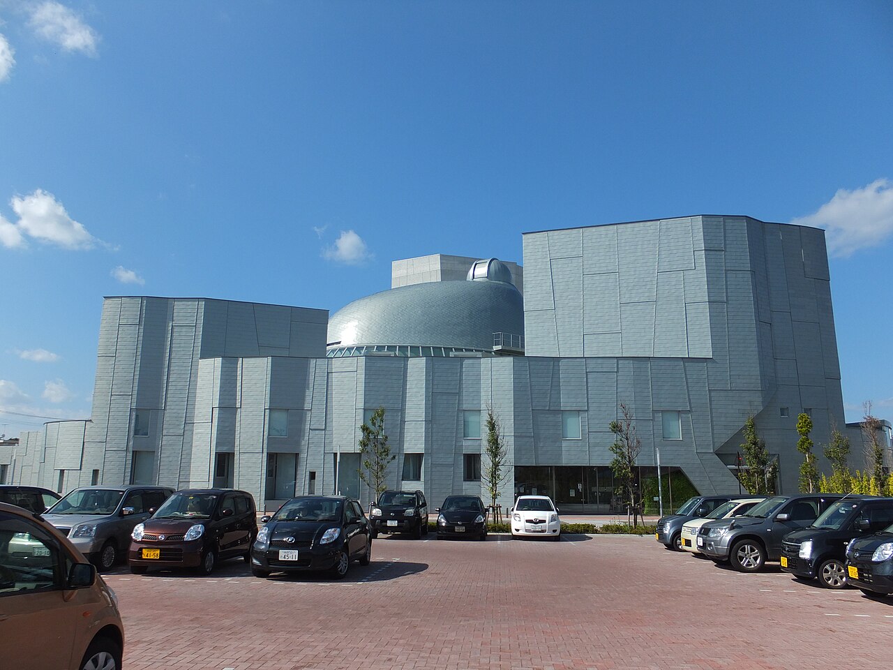 由利本荘市文化交流館カダーレの外観