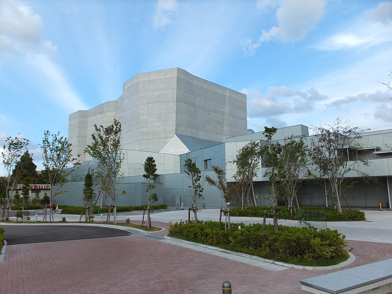 由利本荘市文化交流館カダーレの外観（北西側）
