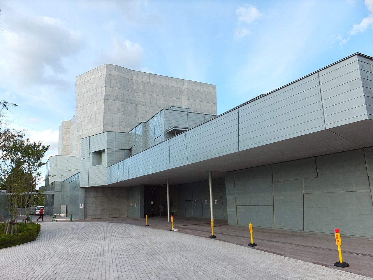 由利本荘市文化交流館カダーレの外観（搬入口側）