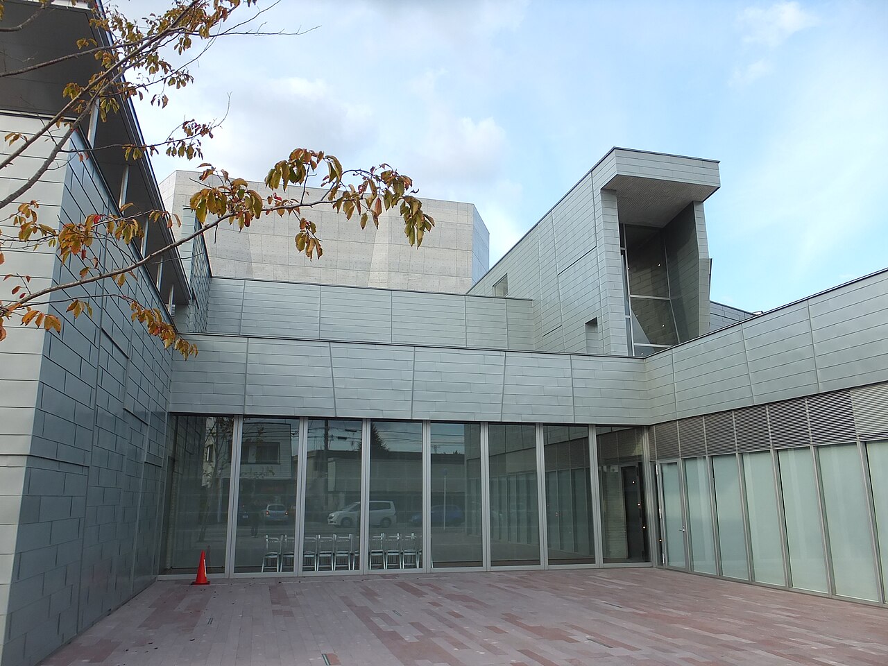 由利本荘市文化交流館カダーレのエントランス周辺