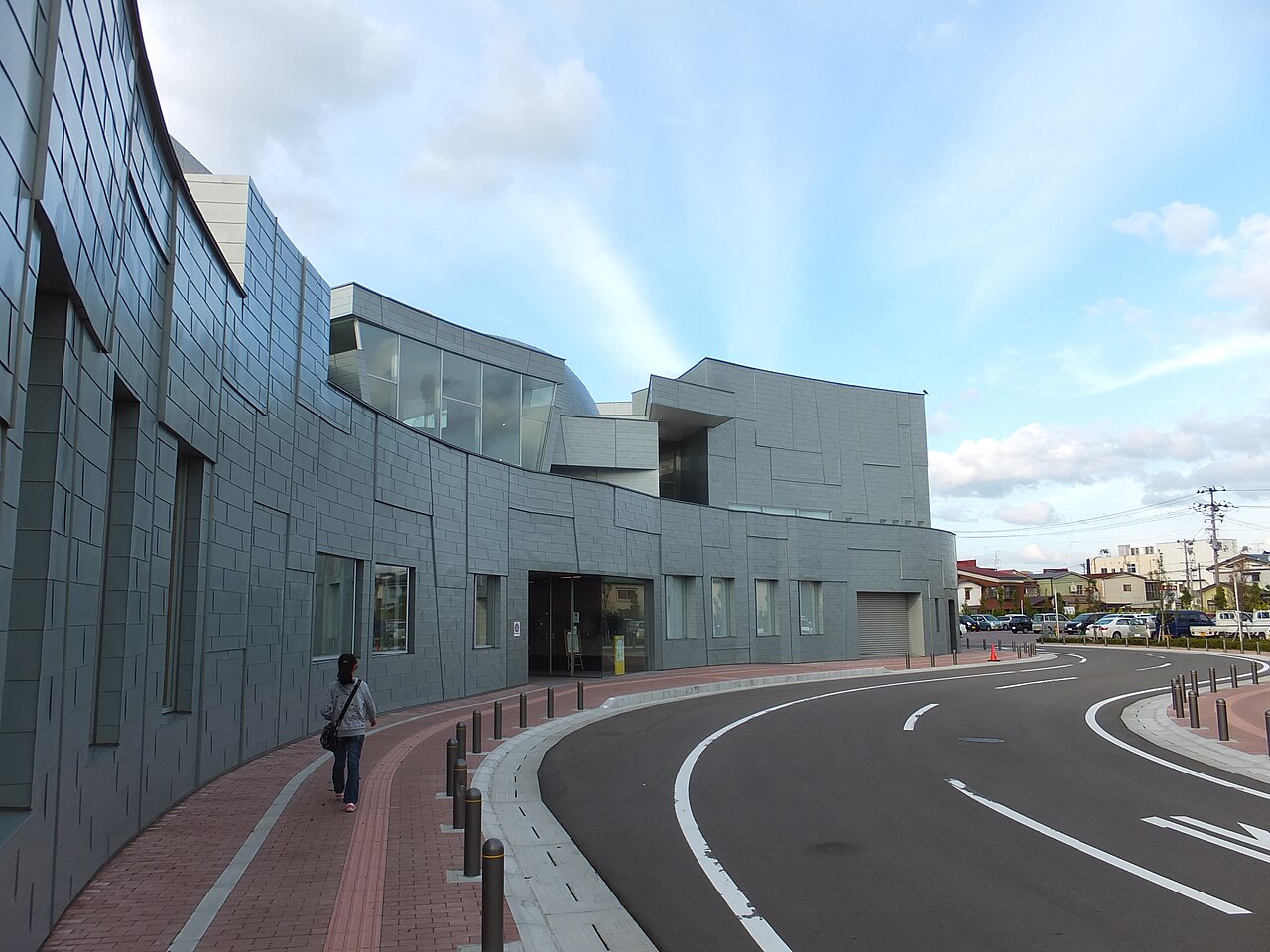 由利本荘市文化交流館カダーレの外観と前面道路