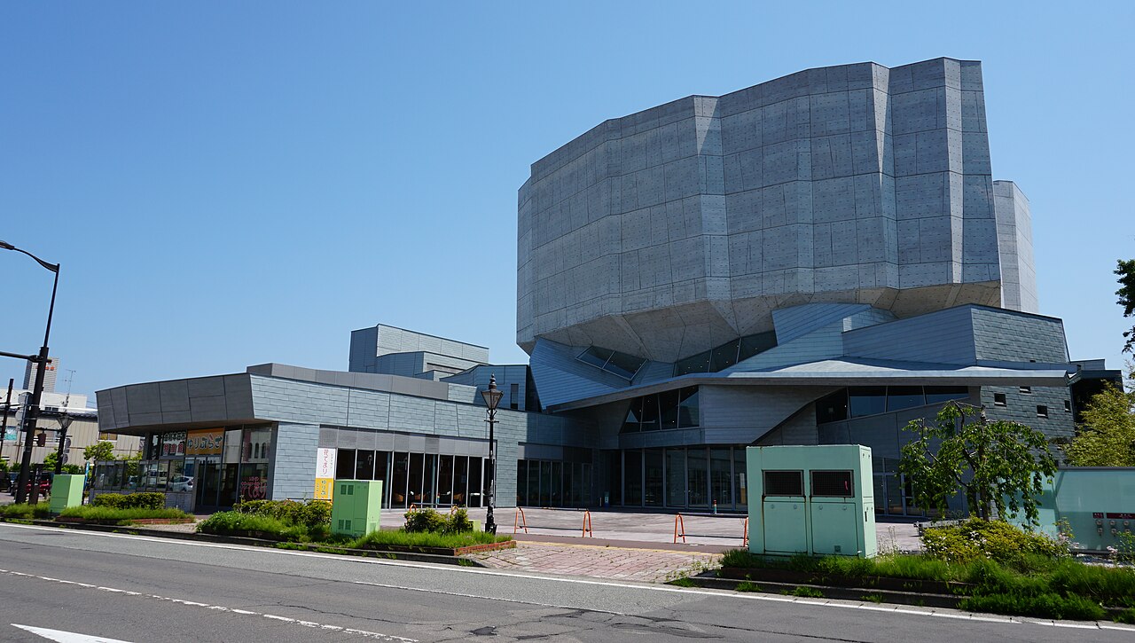 由利本荘市文化交流館カダーレ正面の外観