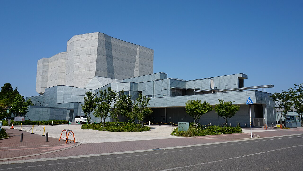 由利本荘市文化交流館カダーレの北側外観