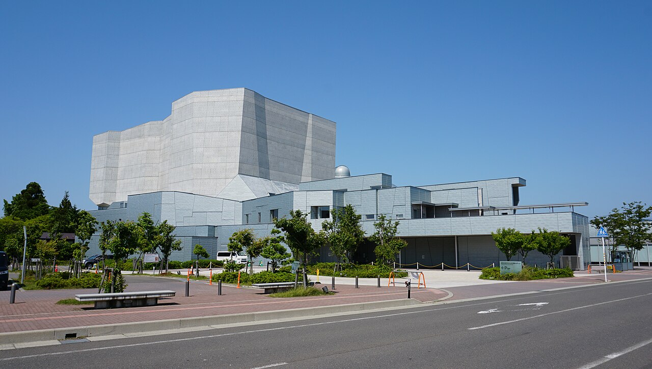 由利本荘市文化交流館カダーレの側面外観