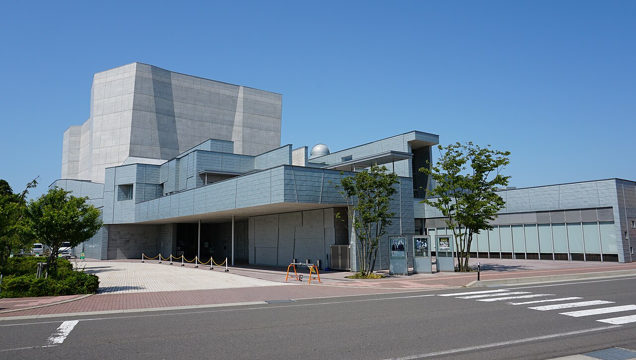 由利本荘市文化交流館カダーレの正面外観