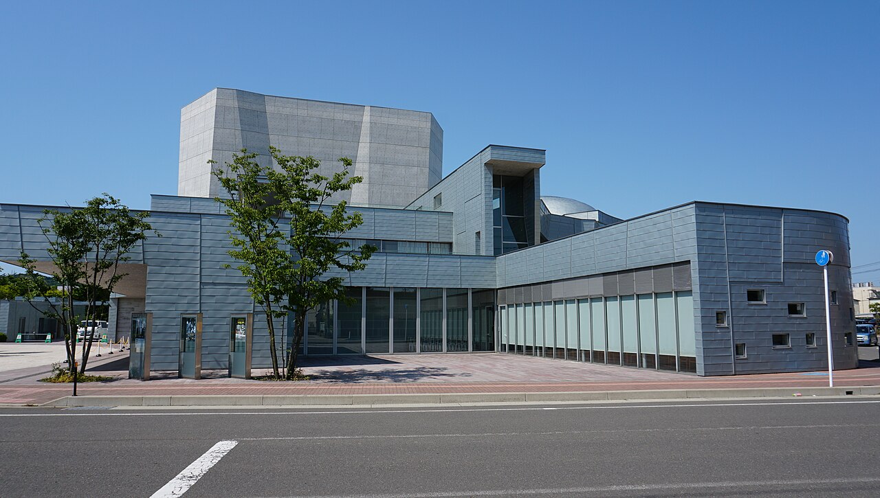由利本荘市文化交流館カダーレの正面外観と歩道