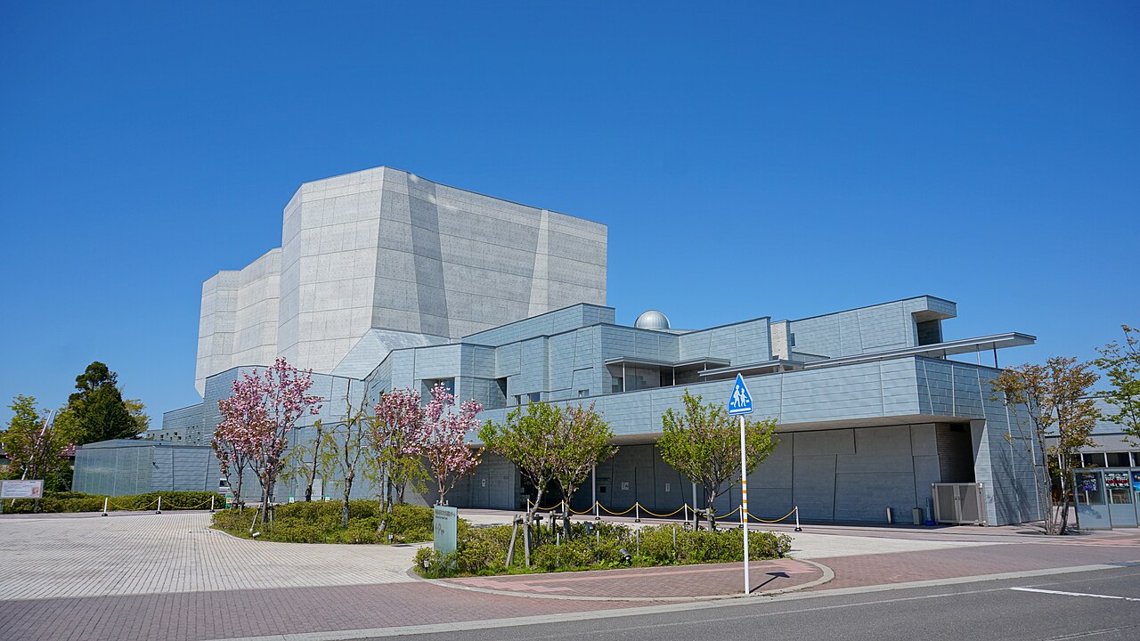 由利本荘市文化交流館カダーレの外観（春）