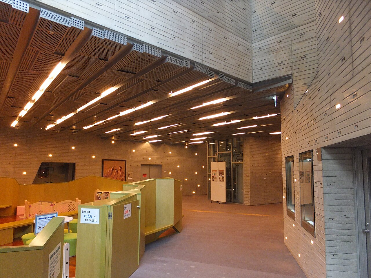 由利本荘市文化交流館カダーレの館内