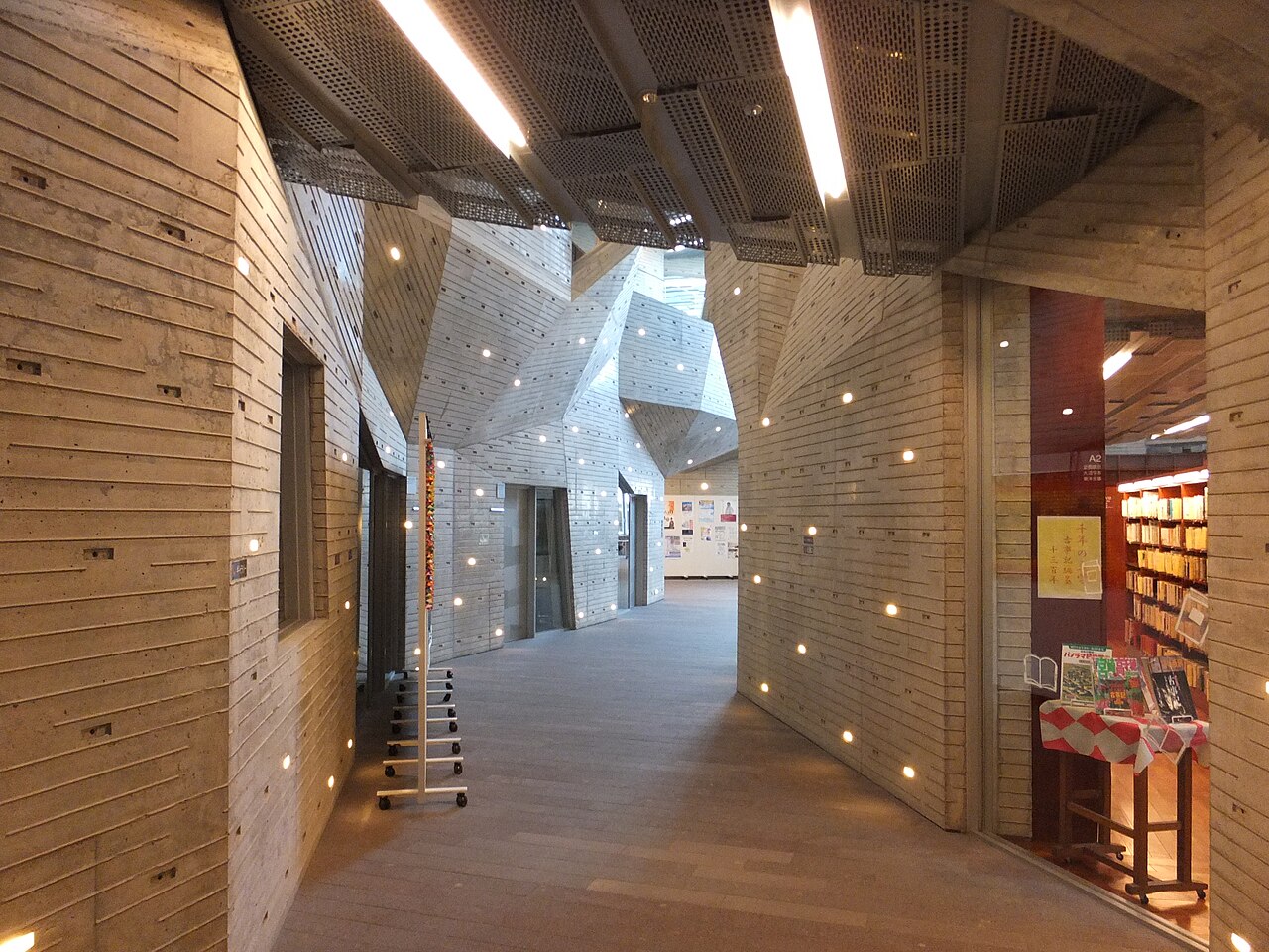 由利本荘市文化交流館カダーレの館内通路