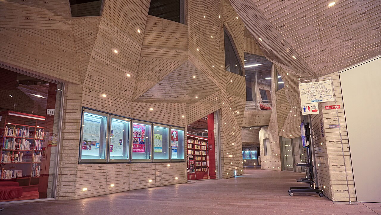 由利本荘市文化交流館カダーレの館内ロビー