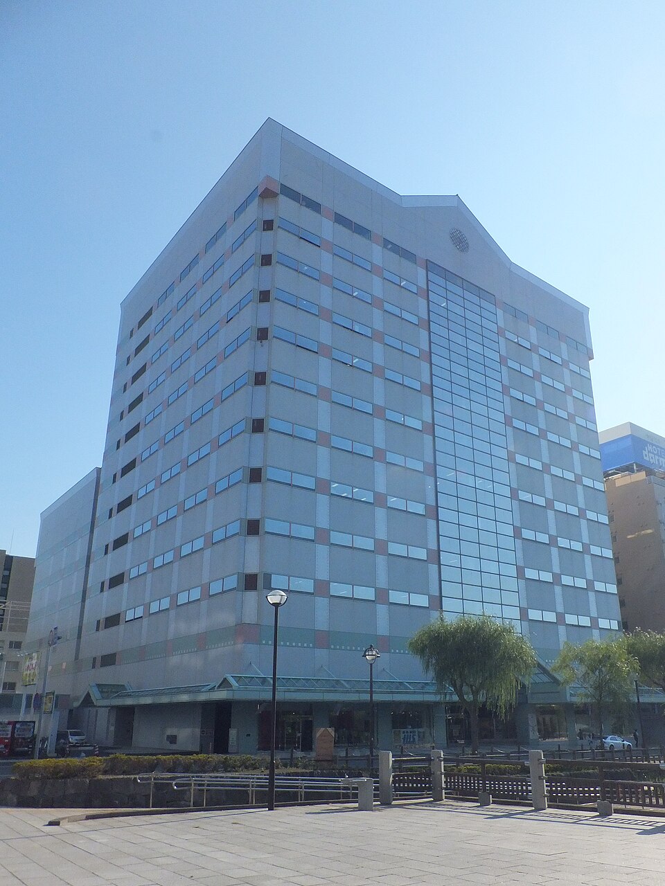 秋田県総合生活文化会館アトリオンの正面外観