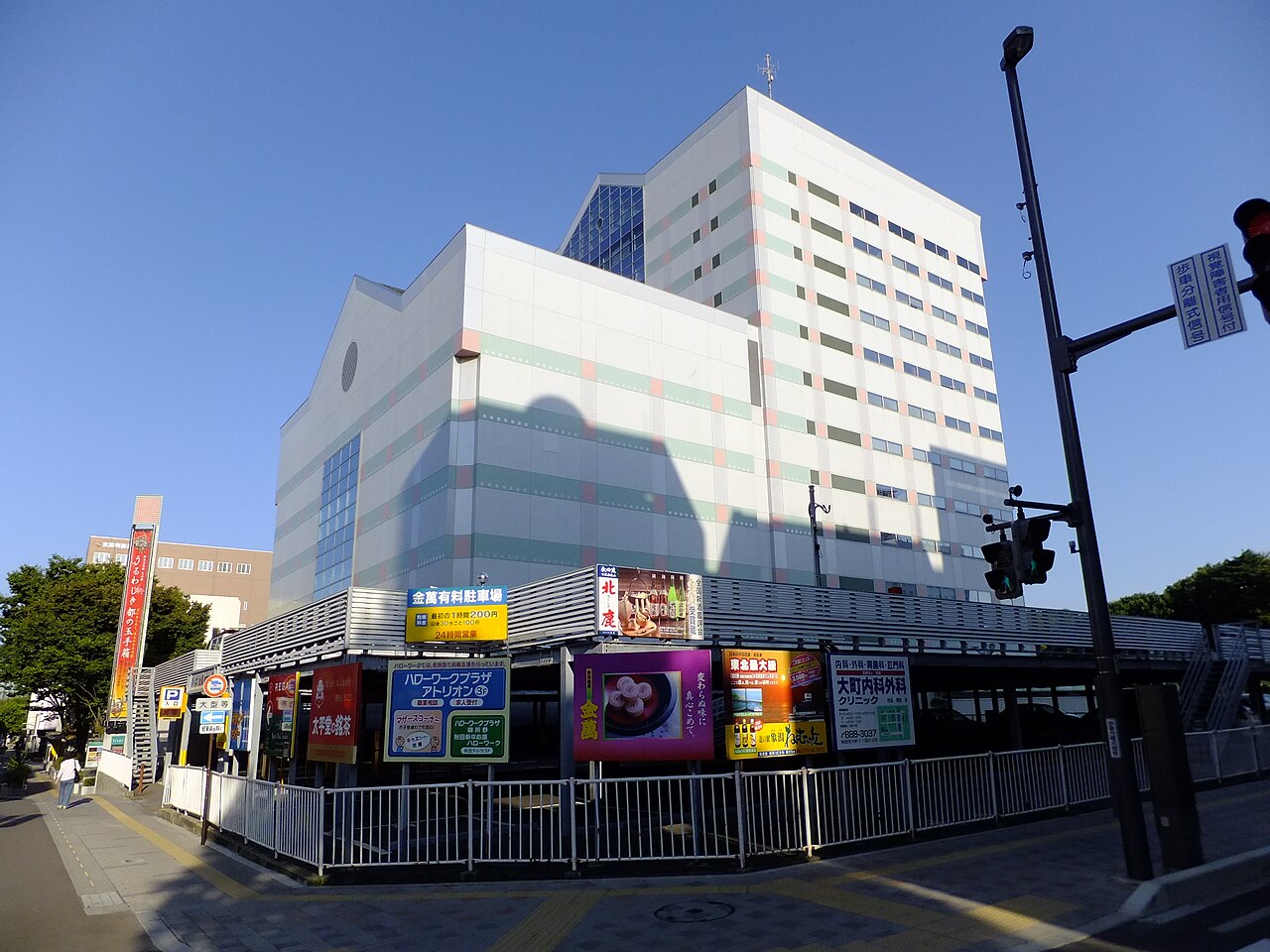 秋田県総合生活文化会館アトリオンの南東側外観