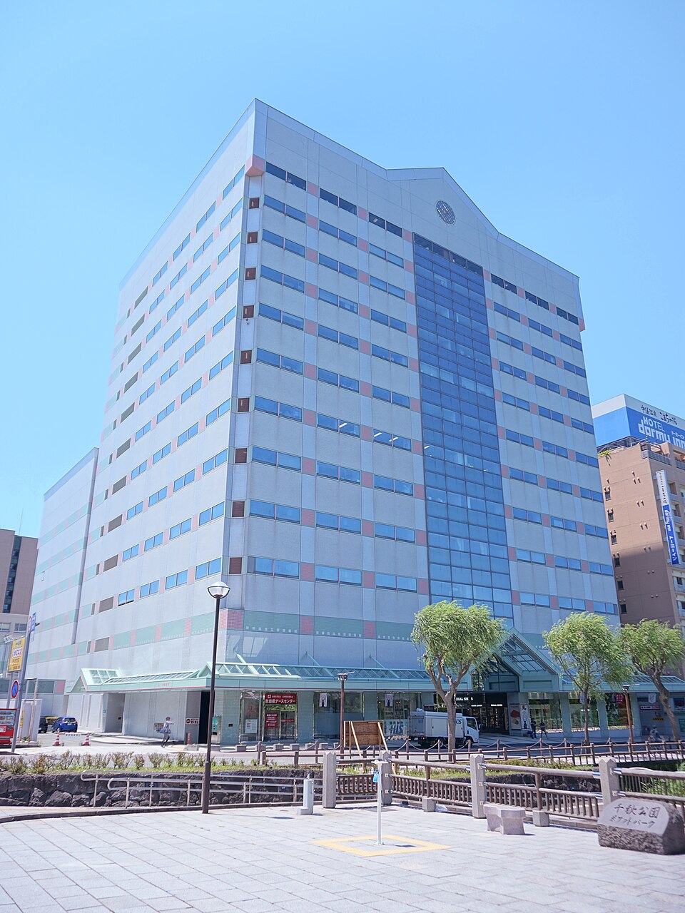秋田県総合生活文化会館アトリオンの外観と入口