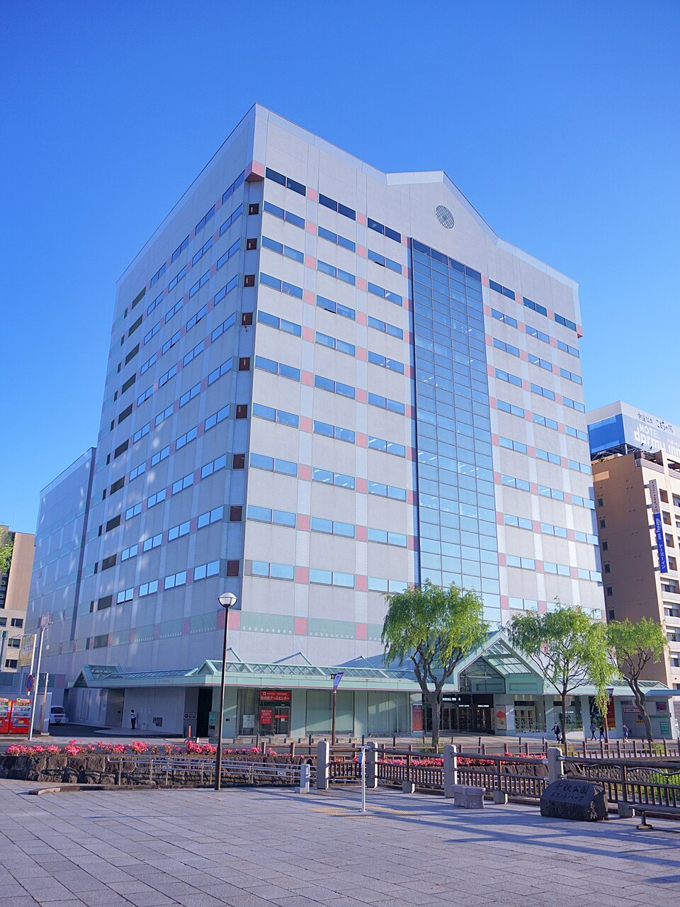 秋田県総合生活文化会館アトリオンの正面外観と千秋公園