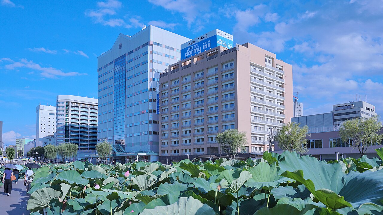 千秋公園の蓮池越しに見る秋田県総合生活文化会館アトリオン