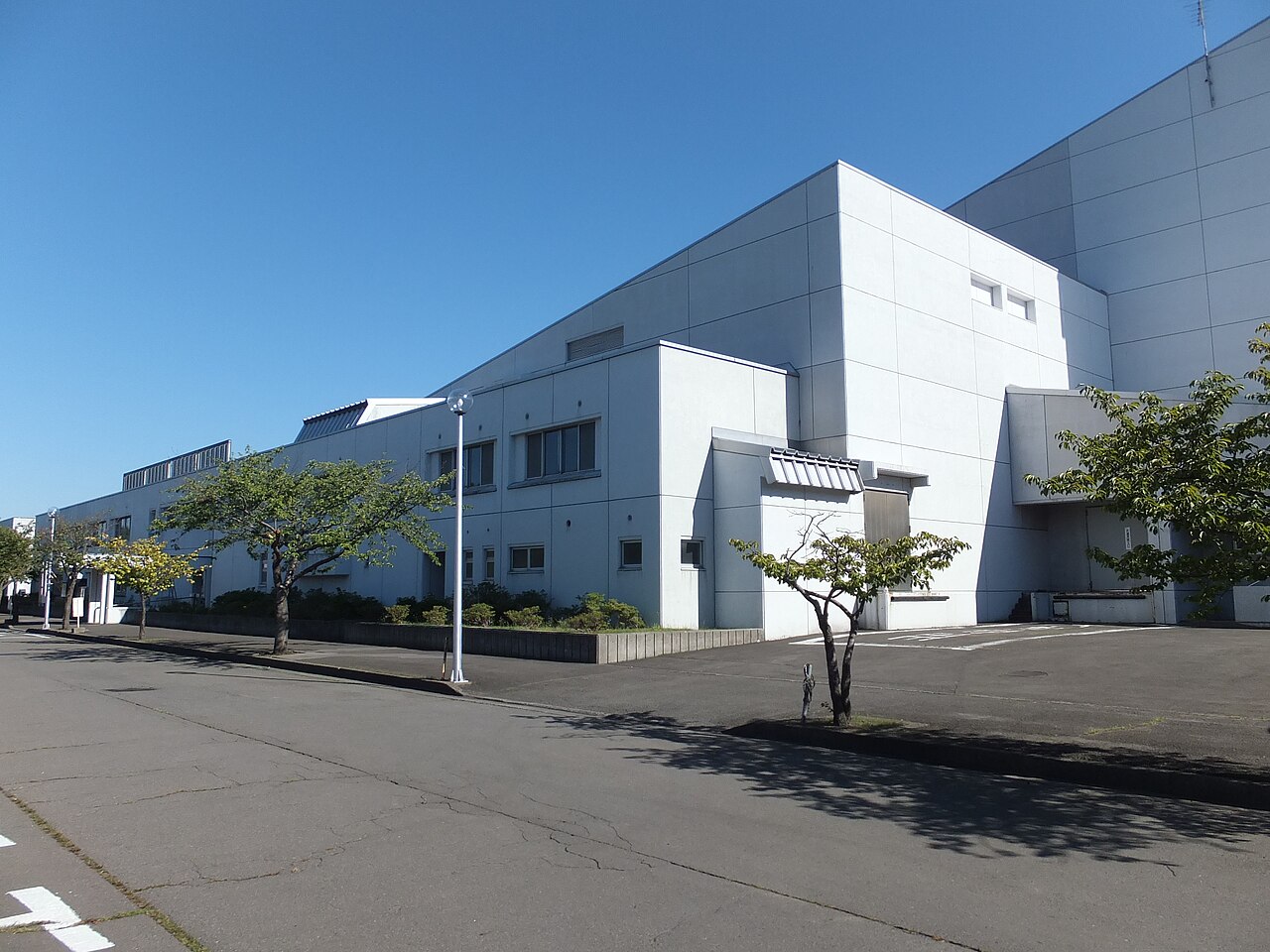 能代市文化会館の側面外観