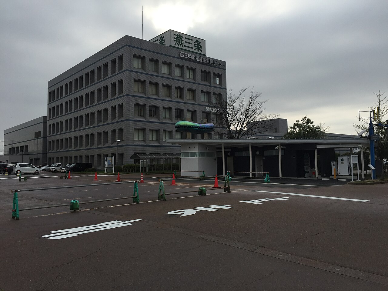 燕三条地場産業振興センター（メッセピア）の正面外観
