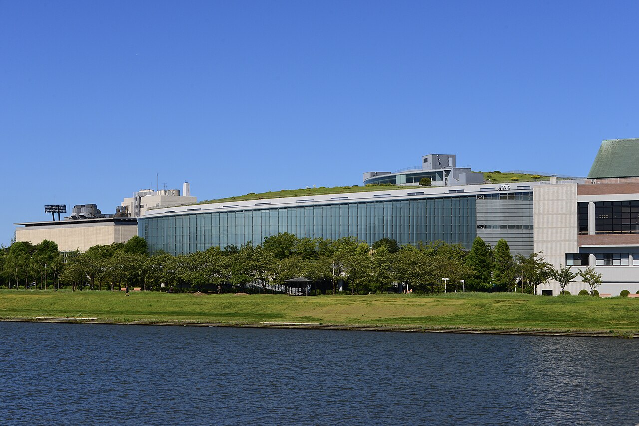 りゅーとぴあ 新潟市民芸術文化会館の外観（2020年）