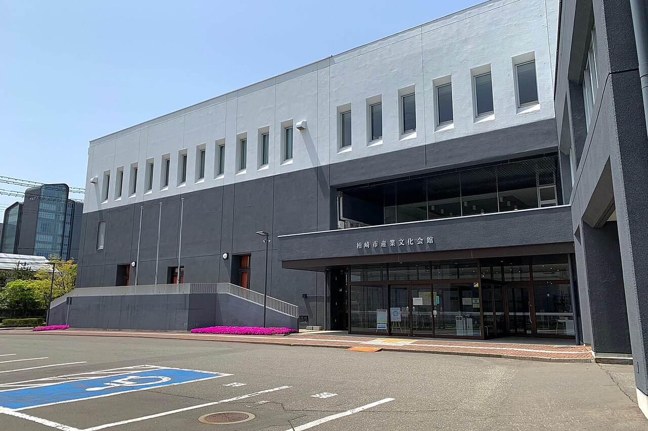 柏崎市産業文化会館の正面入口外観