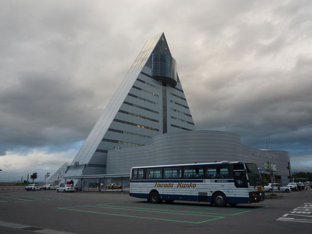 青森県観光物産館アスパムの全景