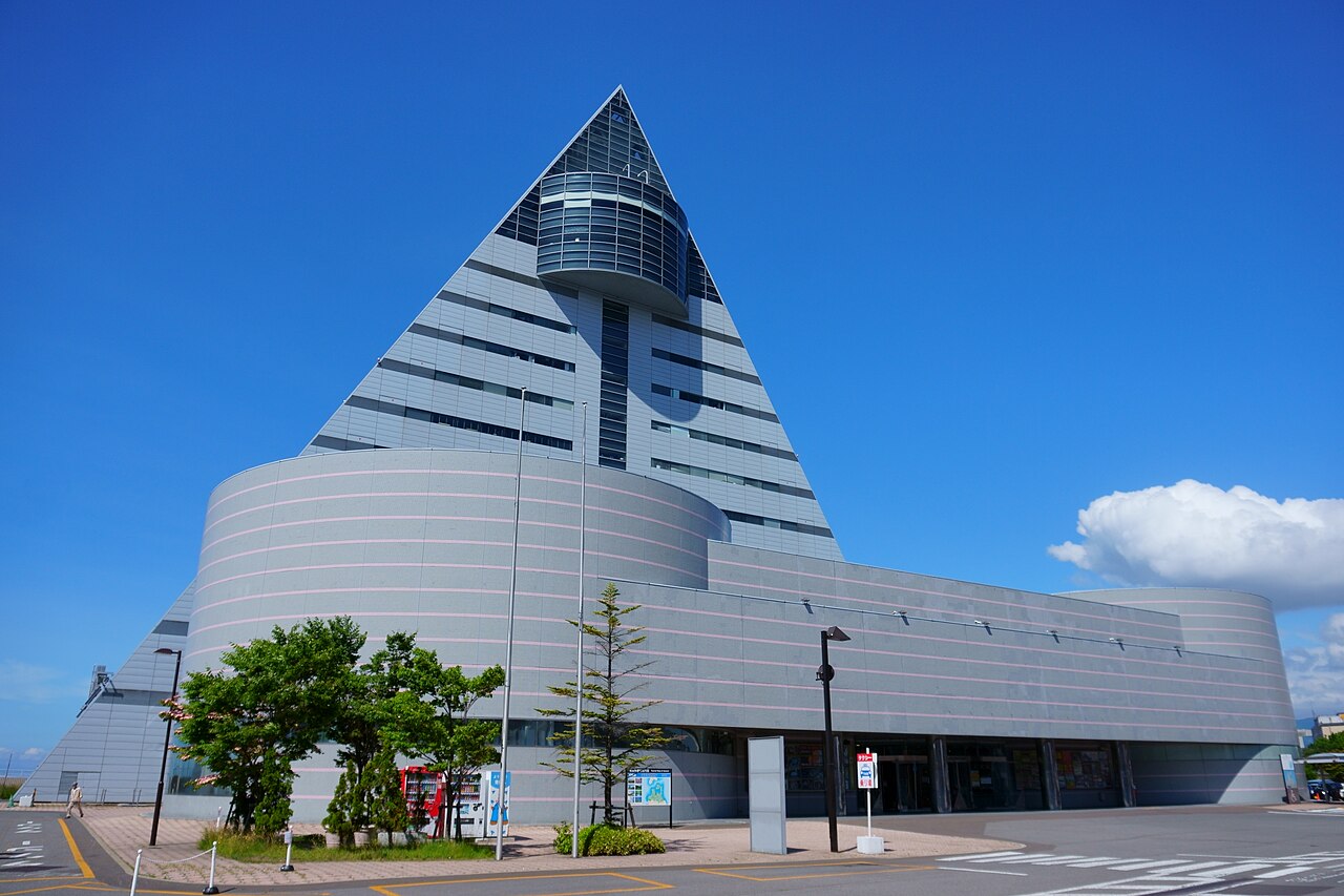 青森県観光物産館アスパムの正面外観
