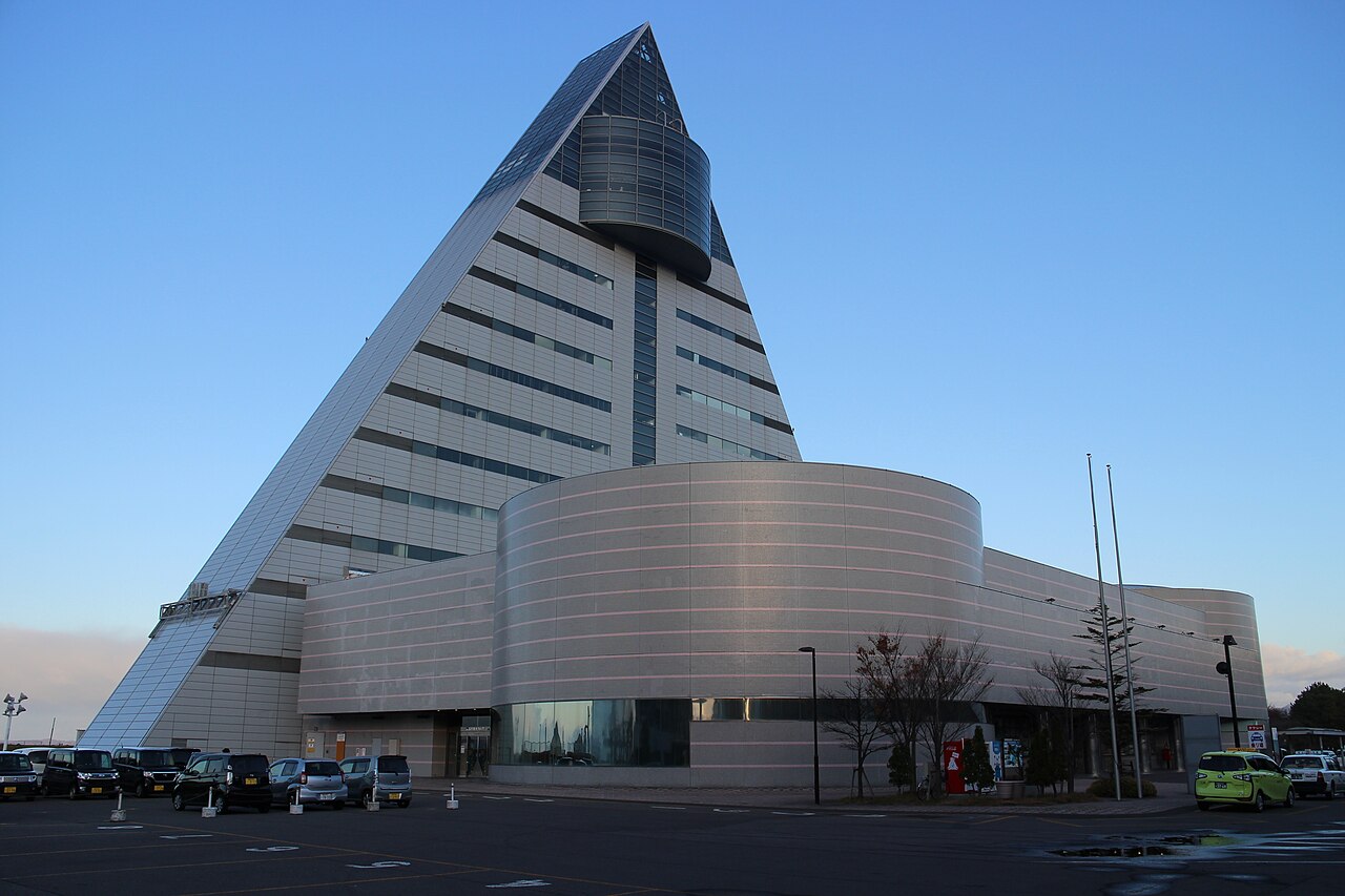 青森県観光物産館アスパムの夕景