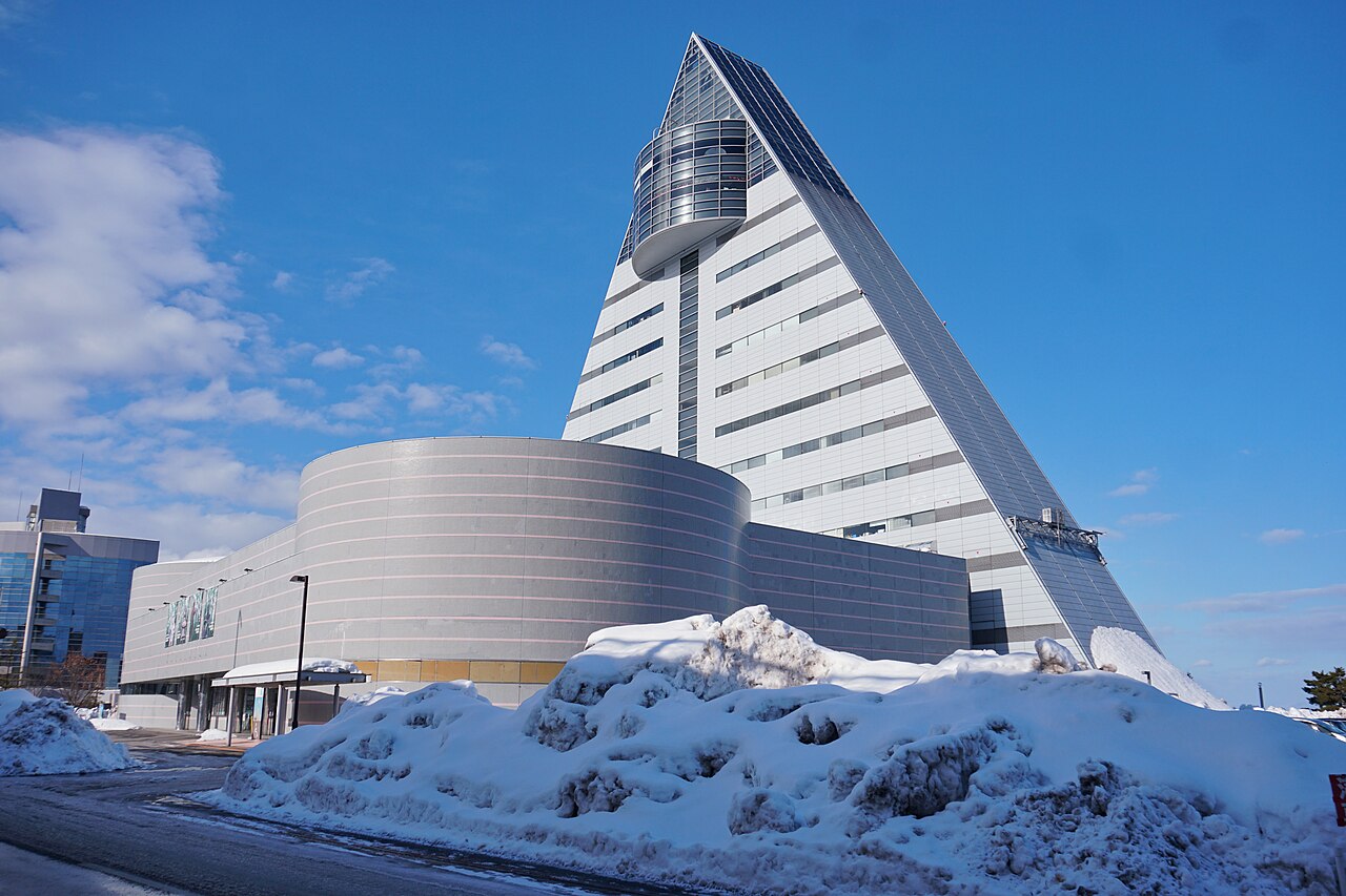 雪景色の青森県観光物産館アスパム