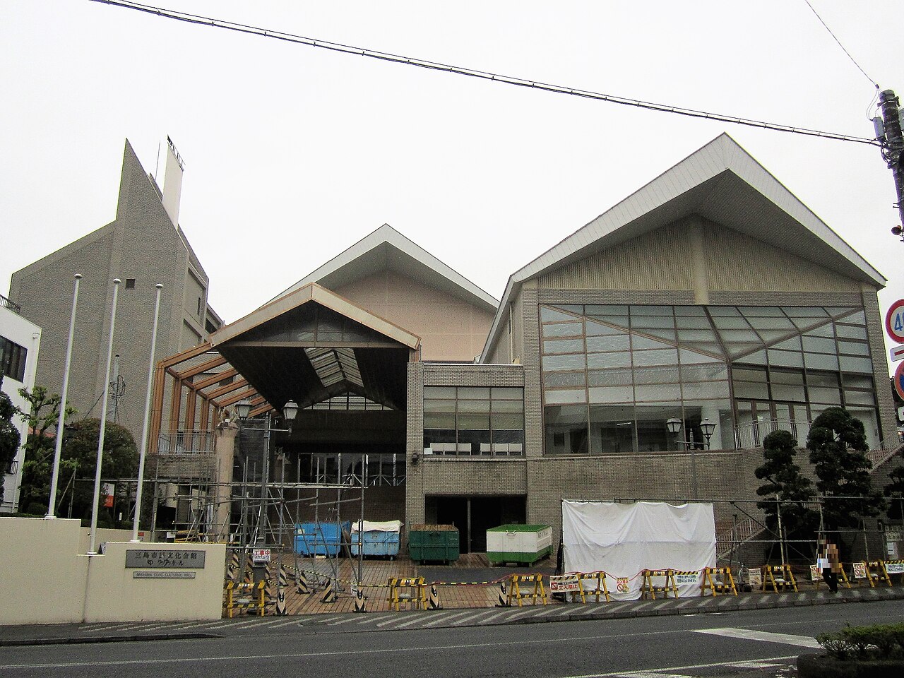 三島市民文化会館（ゆうゆうホール）の外観（工事中）