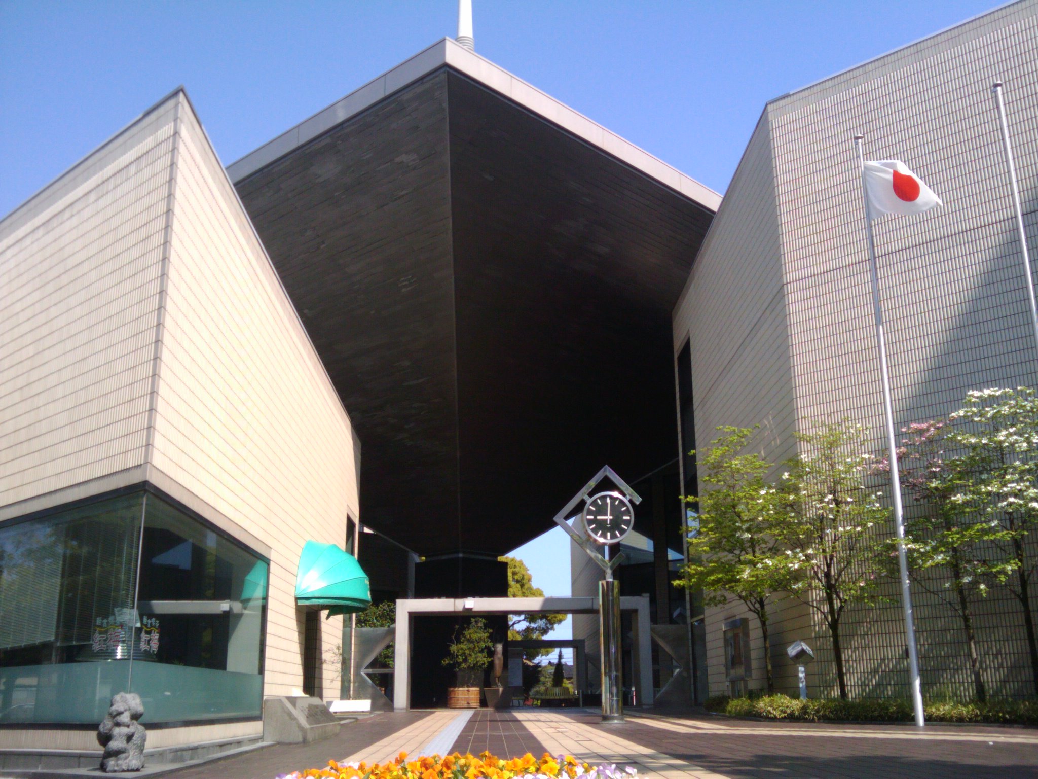 金沢市文化ホールの正面入口