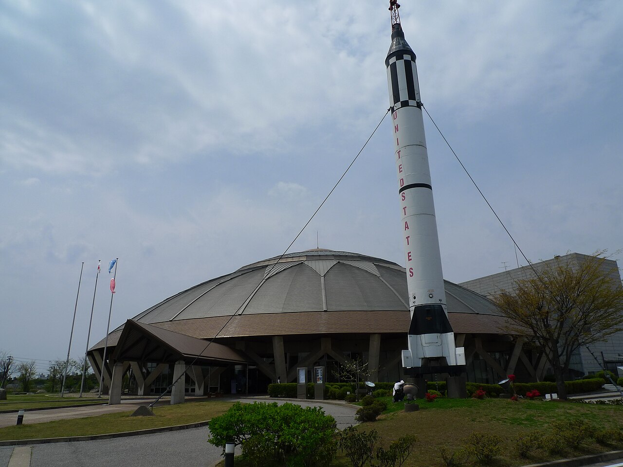 コスモアイル羽咋の外観と屋外展示ロケットの別角度