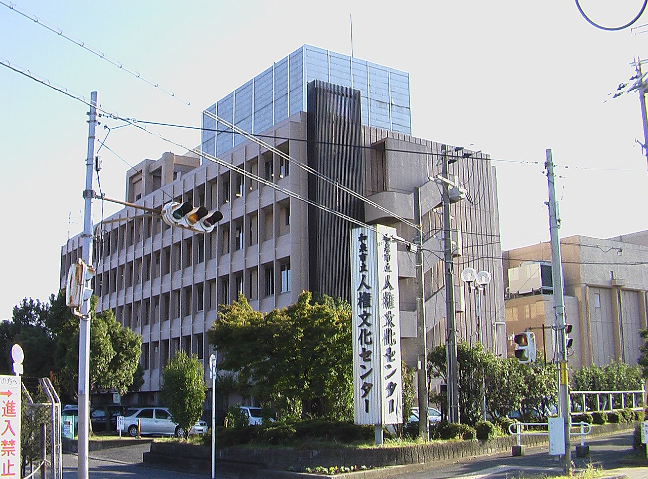 和泉市立人権文化センターゆう・ゆうプラザの外観と施設名看板