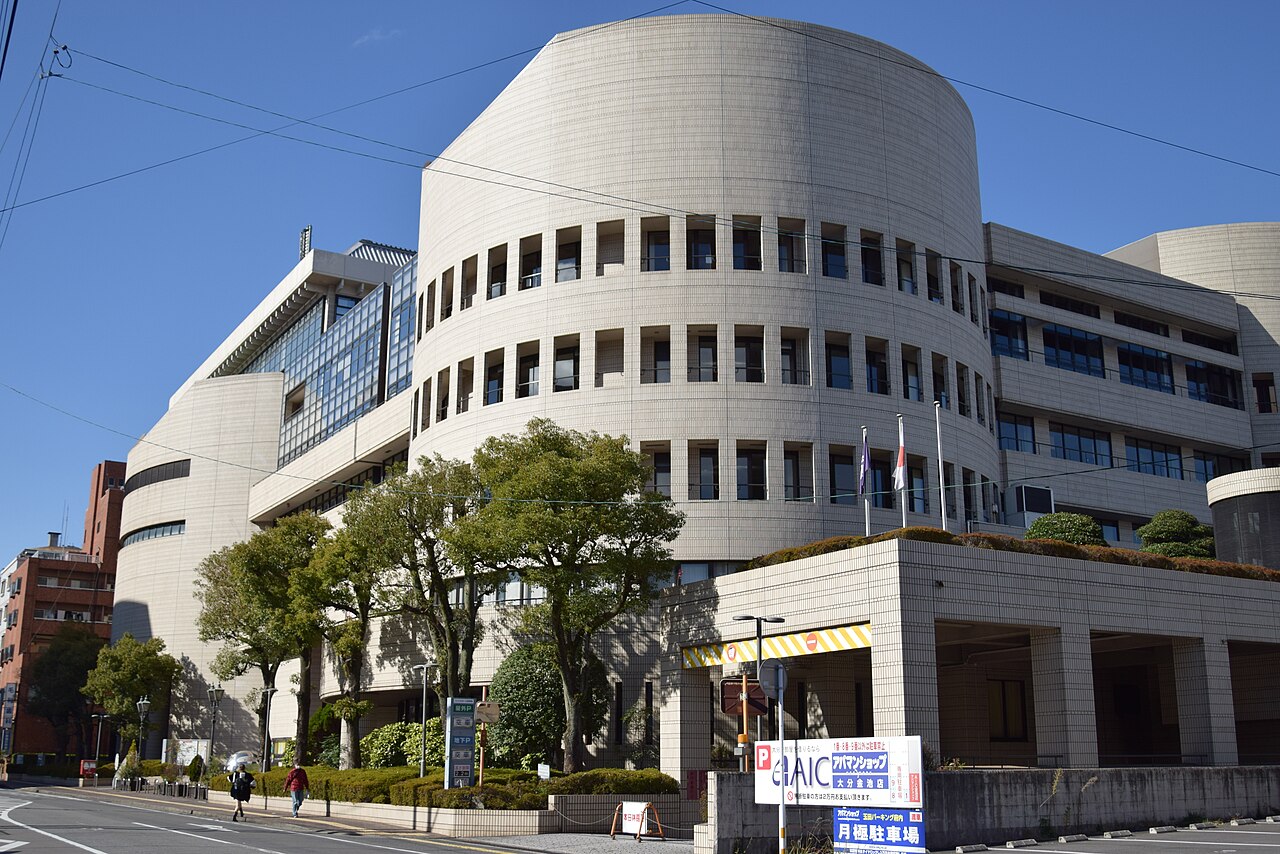 コンパルホールの正面側外観と施設名サイン