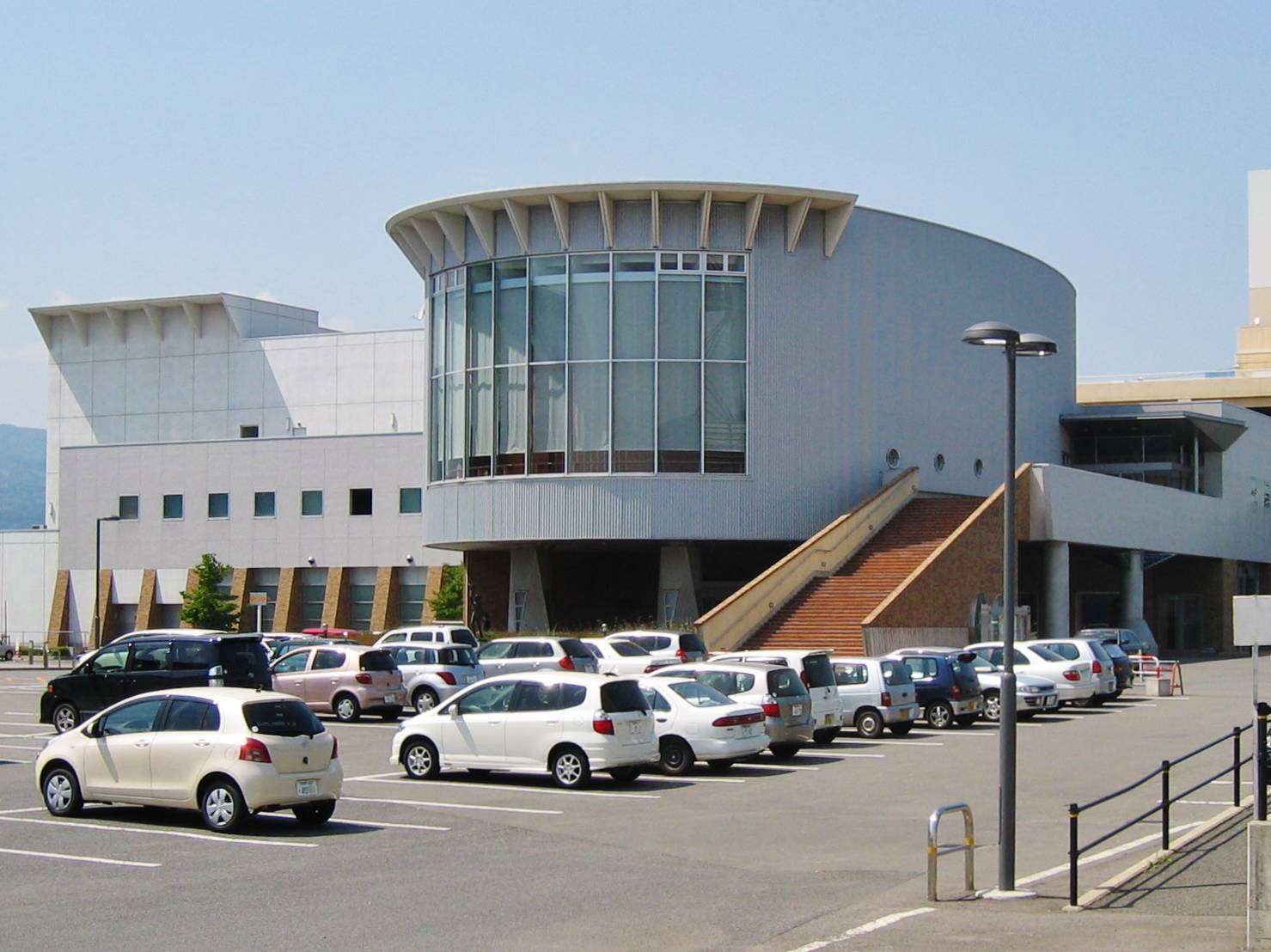 長野市若里市民文化ホールの外観